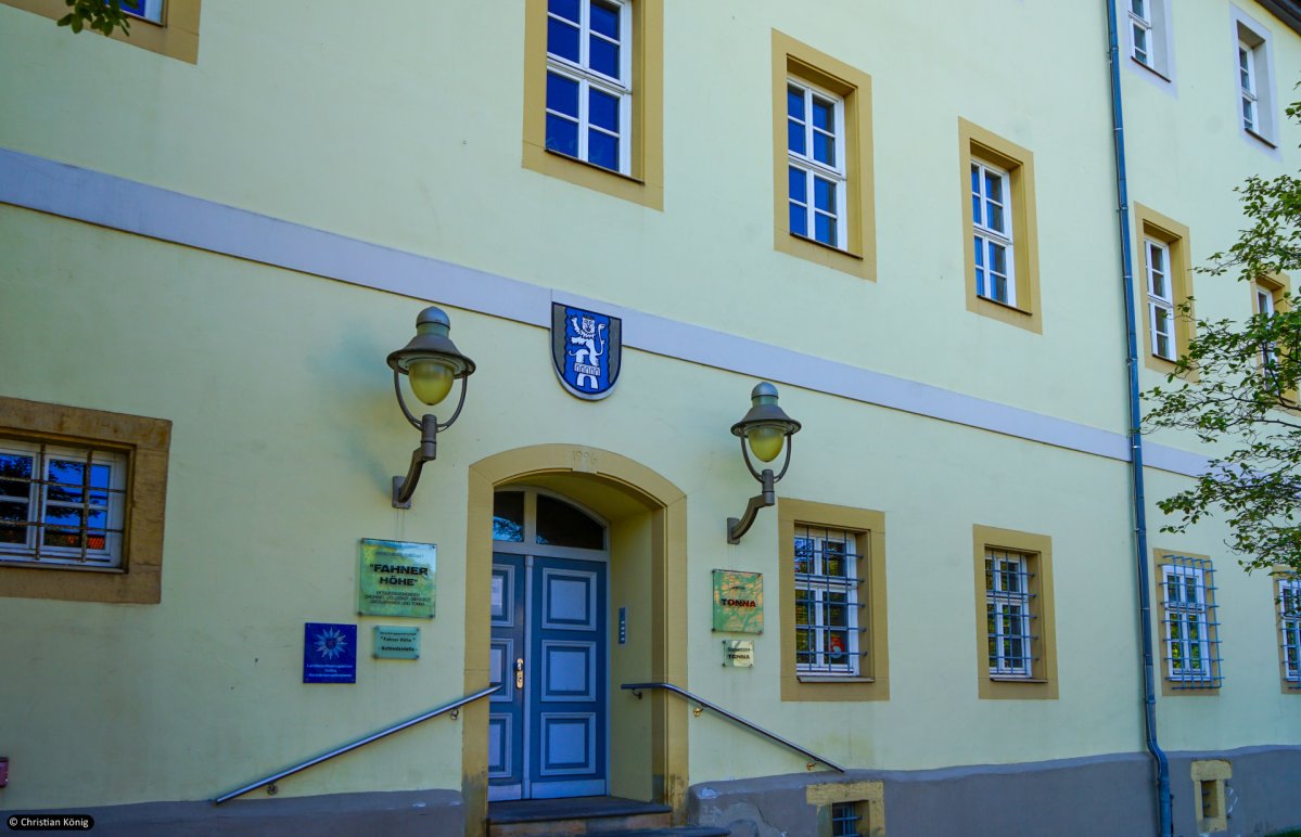 Foto vom Eingang des Rathauses in Gräfentonna