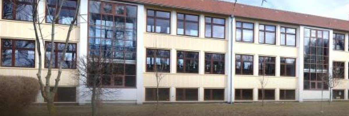 Foto der Außenansicht der Gesamtschule Tonna